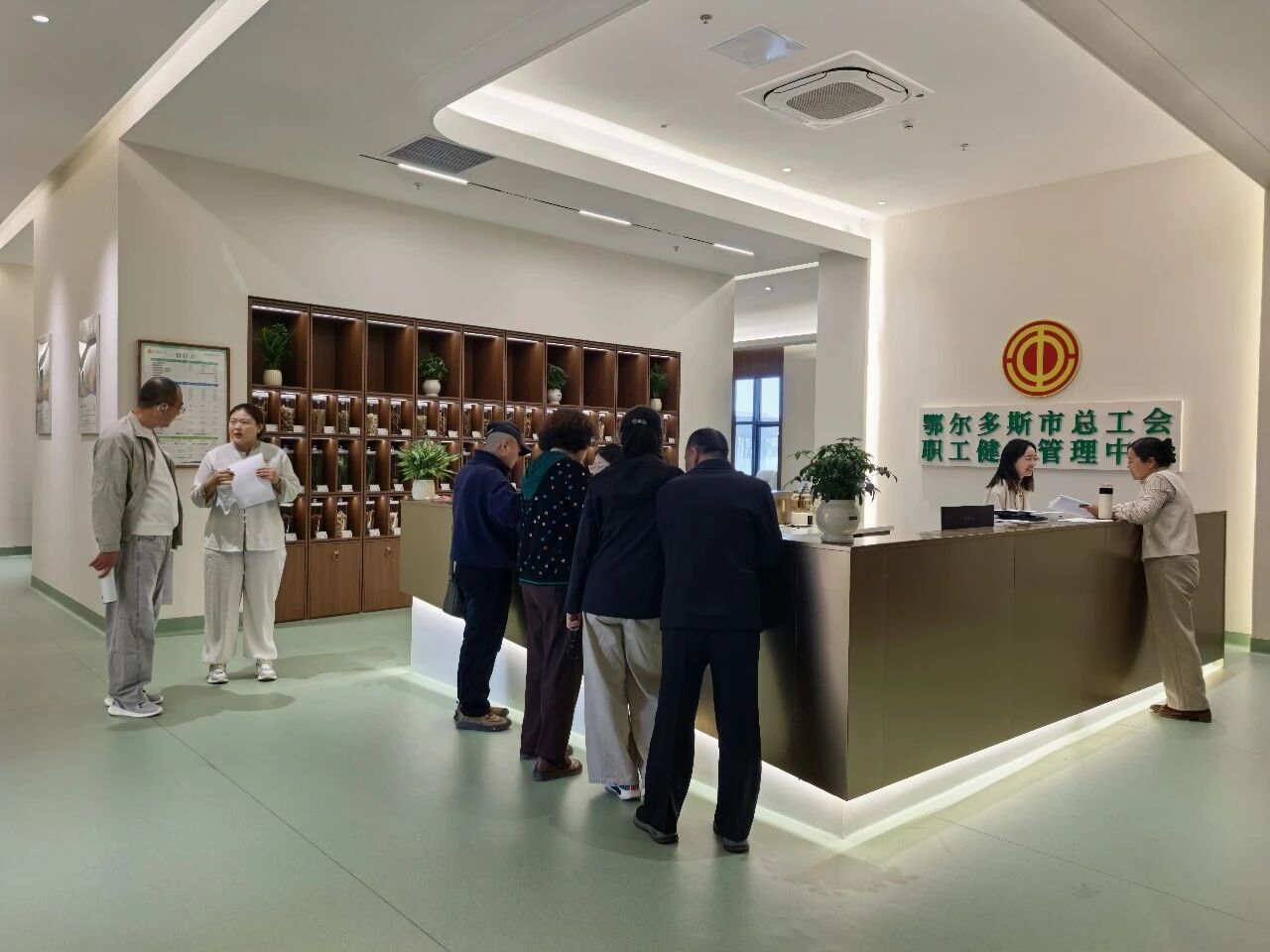 鄂尔多斯市总工会开展“五一”职工健康服务活动