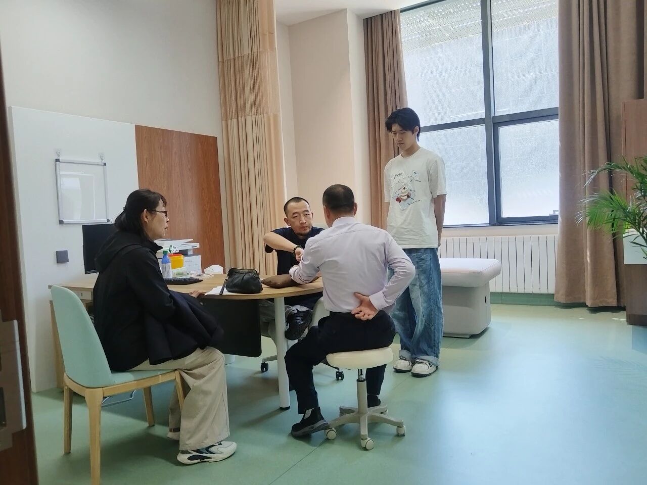鄂尔多斯市总工会开展“五一”职工健康服务活动1