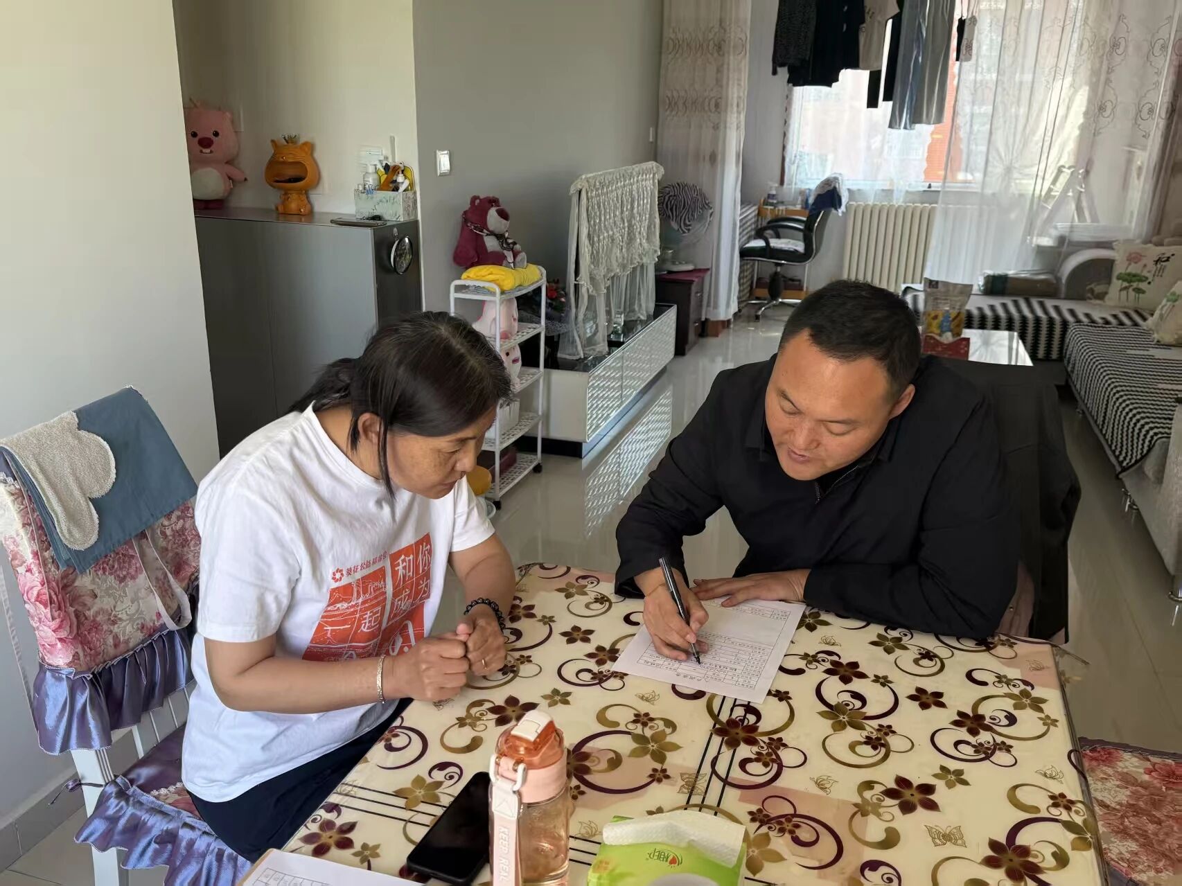 市总工会第一党支部开展党员结对帮扶困难职工活动