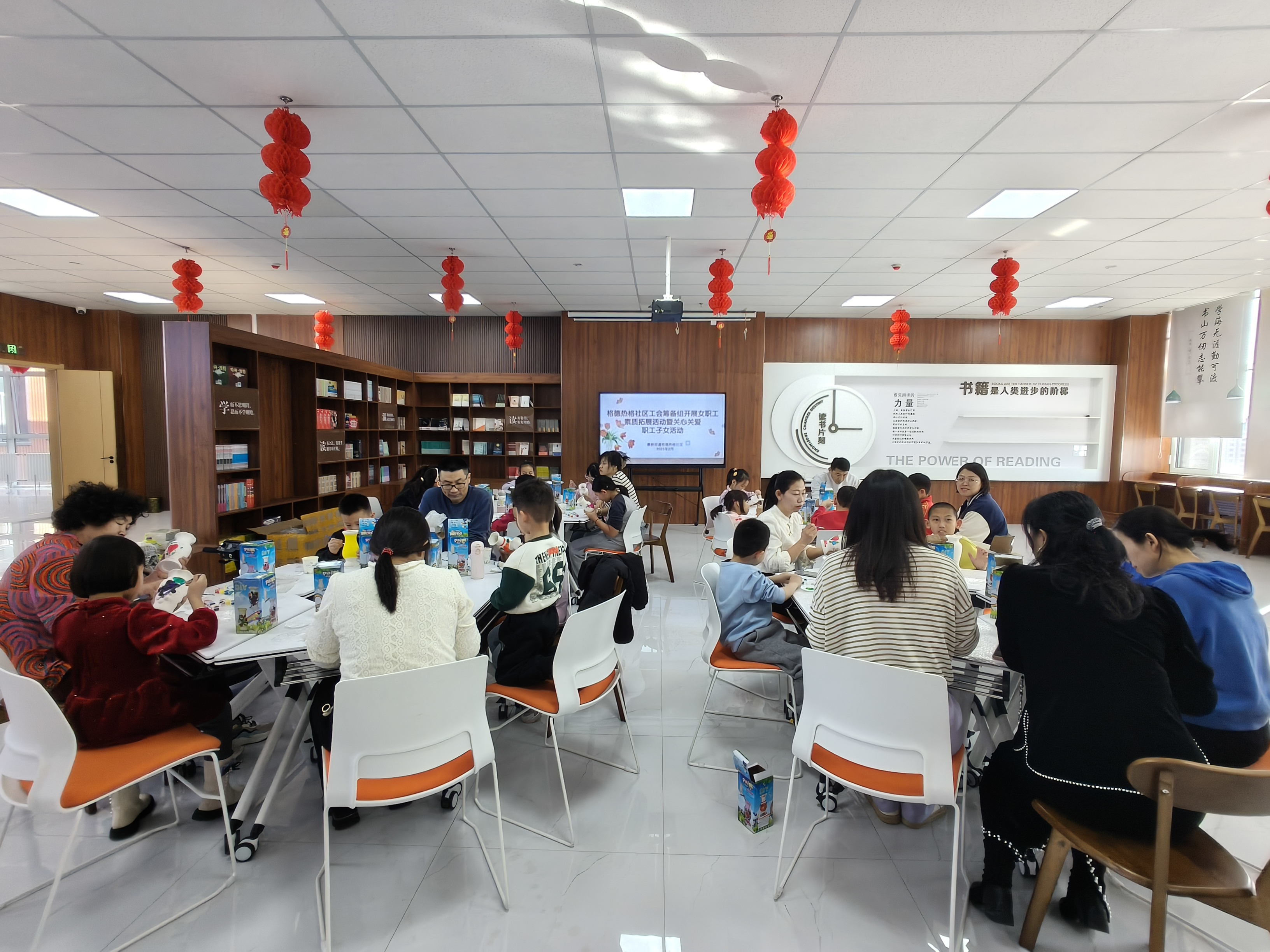 【基层工会动态】康巴什区康新街道格德热格社区工会筹备组开展女职工素质拓展活动暨关心关爱职工子女活动图片