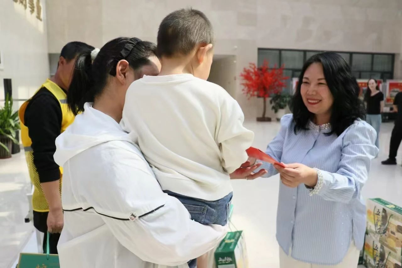 市总工会开展新就业形态劳动者及其子女关爱慰问活动1
