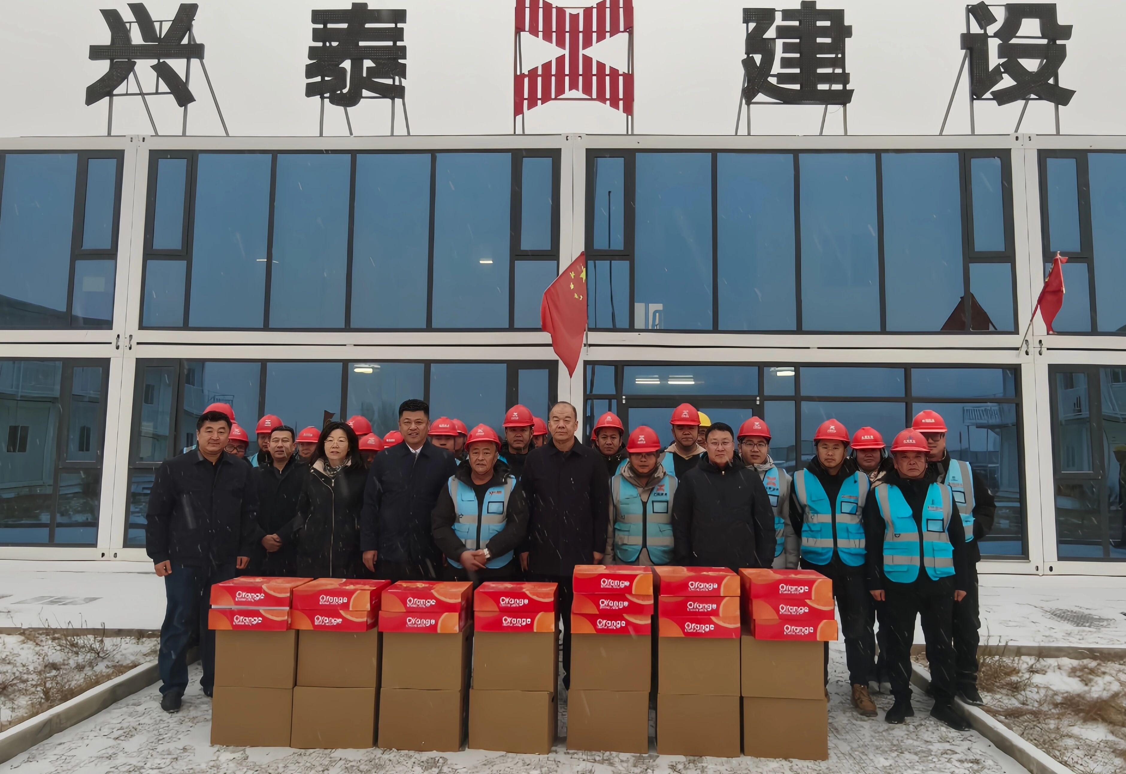 冬雪纷飞寒潮至 工会慰问暖人心1